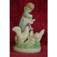 Статуэтка фарфоровая  " Девочка кормит  кур "  МФФЗ    ( целая )