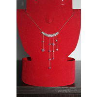 Металлическая цепочка со стразами.