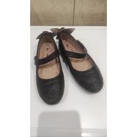 Легкие туфельки на 28-29 размер. Очень удобные, легкие, мягкие, с красивыми бабочками. По стельке примерно 18,5 см, хорошее состоянии.