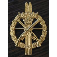 Серебряный с позолотой знак. Военные, лыжники. Швеция. Клейма, номерной. 1960ые. Вес 5.8 гр.