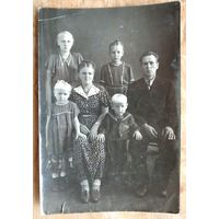 Фото семьи. 1930-е. 12х17.5 см.