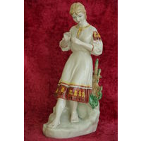 Статуэтка фарфоровая  " Гадание на ромашке "  ЗХК  Полонне     ( целая )