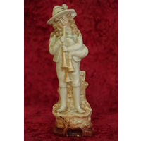 Статуэтка фарфоровая  17, 5 см ( целая )