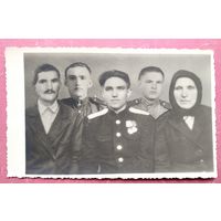 Фото военного с наградами в кругу семьи. 8.5х13.5 см.