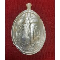 Икона медальон панагия Распятие с предстоящими  перламутр, резьба.19 век,  паломническая реликвия из Иерусалима.