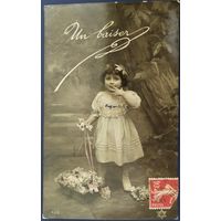 Детская фотооткрытка. Поцелуй. Франция. Начало 20-го века.