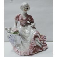 Статуэтка фарфоровая "Девушка с птичкой" 80-е годы Европа. Высота 16.5 см.