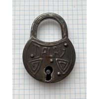 Замок навесной. Замок закрыт, ключа нет.