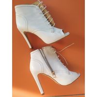 Белые ботильоны открытым носиком носком Зара Zara.