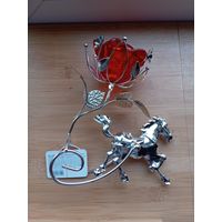 Красивый металлический сувенир цветок с лошадью