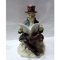 Фарфоровая статуэтка "Мужчина с газетой" 70-е годы Европа. Высота 18.5 см. Целая, без реставрации.