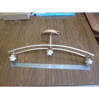 Светильник потолочный на три плафона.