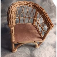 Миниатюрное плетенное кресло для кукольного домика. Лоза, дерево. 9х8 см