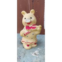Резиновая игрушка "Свинья со скрипкой", СССР