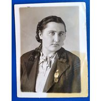 Фото девушки со знаками ОСОАВИАХИМа. 1930-е. 9х12.5 см