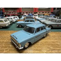 Москвич 408 такси, серо-голубой, решетка с четырьмя круглыми фарами. Пятничный вечер в синих, голубых и серых тонах.