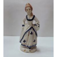 Статуэтка фарфоровая "Девушка" 70-80-е годы Европа. Высота 12.5 см.