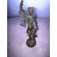 Скульптура фемиды богиня правосудия