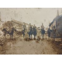 Фото ПМВ Немецкая конная разведка заходит в город.Оригинал