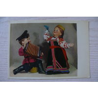 Спасская Р., Захарова Н., Аскинази Е., Танец. Куклы в народных костюмах Московской и Курской областей (баян); 1964, чистая, +доп. марка.