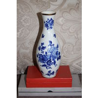 Красивая, фарфоровая вазочка, высота 23.5 см., Германия, без сколов и трещин.