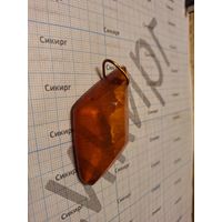Кулон под янтарь (на самом деле не янтарь)
