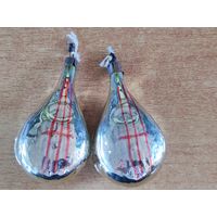 Елочные игрушки очень старые.