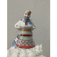 Статуэтка ,, Свинарка,, из серии наши профессии.Коростень В/С.