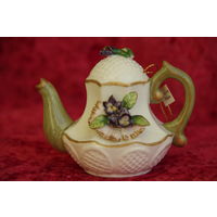 Статуэтка фарфоровая " Чайник " ( Филиппины ) высота 8 см , ширина 9,5 см