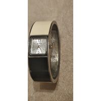 Часы-браслет на ходу.