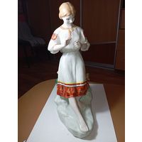 Фарфоровая статуэтка называется - Гадание на ромашке  или  Любит  ,  не любит . Она была изготовлена на Полонском заводе художественной керамики  ПЗХК  - Полонное ЗХК в период СССР