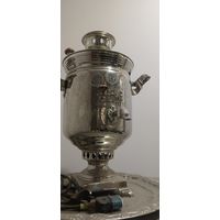 Самовар электрический в рабочем состоянии.