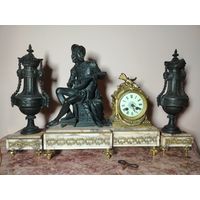 Каминные часы с кубками.