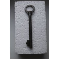 Длинный старинный ключ от замка