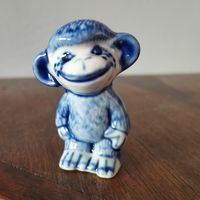 Статуэтка фарфоровая забавная Макака (обезьяна), Гжель