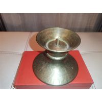 Подсвечник на одну свечу, латунное литьё, высота 8 см., вес 330 грамм.