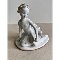 СТАТУЭТКА ФАРФОРОВАЯ "БАЛЕРИНА  ДАШЕНЬКА". ЛФЗ. ВЫСОТА 13 СМ. СМ.ФОТО, КЛЕЙМА И ОПИСАНИЕ.