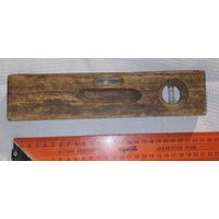 Старенький деревянный уровень для декора