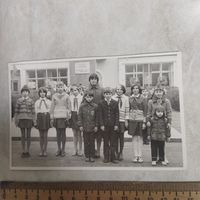 Фотография. История СССР в лицах. Пионеры из 4"А" в почетном карауле у памятника подпольщицы и партизанки Л. Чаловской. г. Борисов.