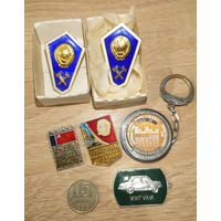 Значки поплавок, общество охраны памятников, ударник; плюс брелок календарь 1970-80