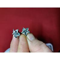 С рубля без мц. серьги "Цветочки", зубр925пр. длина 2см. диам цветочков 1.5см.