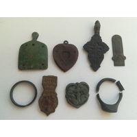 Церковный крестик, колечко с надписью и другое.