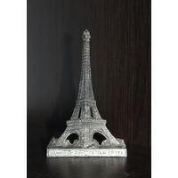 Миниатюрная копия Эйфелевой башни.