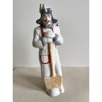 СТАТУЭТКА ФАРФОРОВАЯ "ДВОРНИК".  24*8*8 СМ. КОРОСТЕНЬ. СМ.ФОТО, КЛЕЙМО И ОПИСАНИЕ.