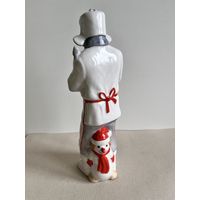 СТАТУЭТКА ФАРФОРОВАЯ "ДВОРНИК".  24*8*8 СМ. КОРОСТЕНЬ. СМ.ФОТО, КЛЕЙМО И ОПИСАНИЕ.