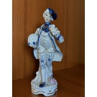 Фарфоровая статуэтка Элегантный кавалер с букетом цветов. Capodimonte