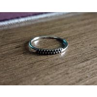 Серебряное кольцо с черными фианитами размер 17,5