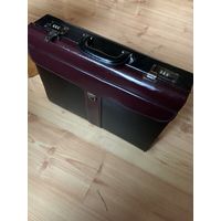 Купленный ещё в конце 90-х импортный чемоданчик-дипломат с кодовым замком. Практически не пользовались. Замки все рабочие.