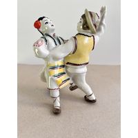 СТАТУЭТКА ФАРФОРОВАЯ "ТАНЦУЮЩИЕ ДЕТИ. ГУЦУЛЬСКИЙ ТАНЕЦ ". 13*10*8 СМ. ЗХК ПОЛОННОЕ. СМ. КЛЕЙМО,ФОТО И ОПИСАНИЕ.