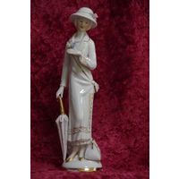 Статуэтка фарфоровая  25 см   ( целая )